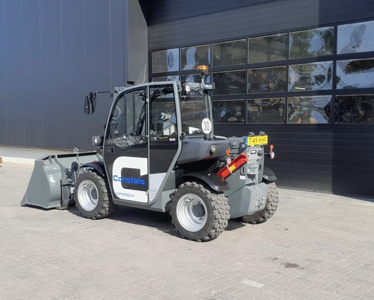 Kramer 1445 verreiker van Constalis BV zijaanzicht met cabine
