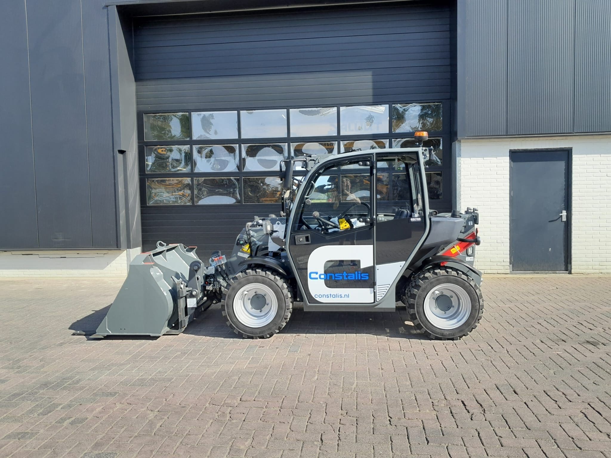 Kramer 1445 verreiker van Constalis BV met grondbak