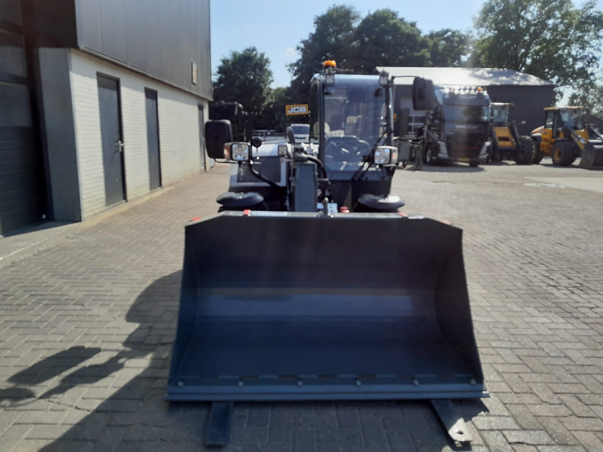 Kramer 1445 verreiker van Constalis BV vooraanzicht met bak