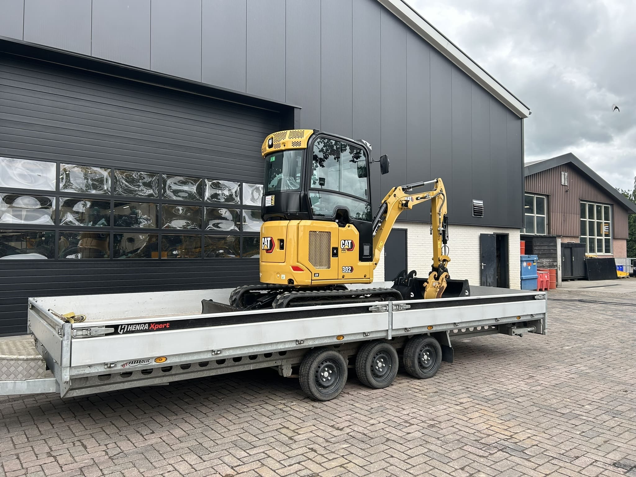 Cat 302 CR minigraafmachine voor Handelsonderneming GCK – gereed voor aflevering op aanhanger
